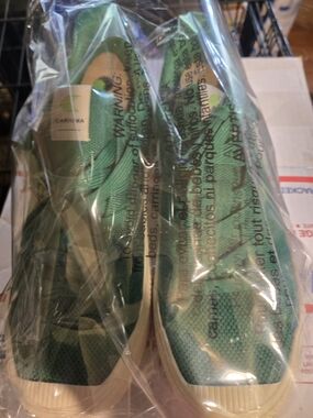 Cariuma Men’s Green Canvas Sneakers – Casual Slip-On